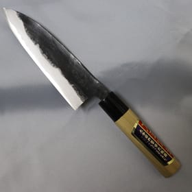 刀匠が丹精込めて仕上げた三徳包丁（刃渡155mm）