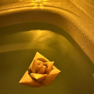 木で出来た薔薇で楽しむ「王妃のバスタイム」