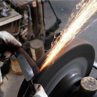 刀匠が丹精込めて仕上げた特製柳刃包丁（刃渡300mm）