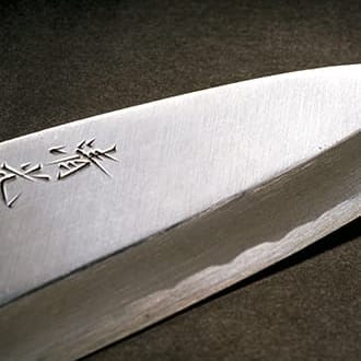 刀匠が丹精込めて仕上げた特製柳刃包丁（刃渡300mm）