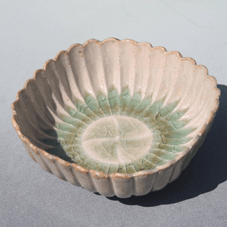 灰釉輪花四方小鉢