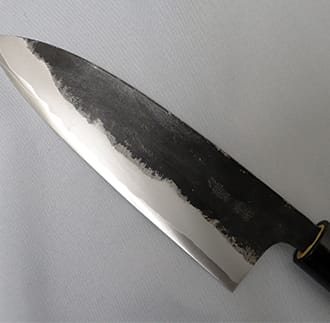 刀匠が丹精込めて仕上げた特製三徳包丁（刃渡155mm）