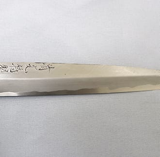 刀匠が丹精込めて仕上げた特製柳刃包丁（刃渡210mm）
