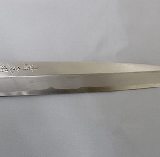 刀匠が丹精込めて仕上げた特製柳刃包丁（刃渡240mm）