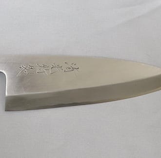刀匠が丹精込めて仕上げた特製出刃包丁（刃渡180mm）