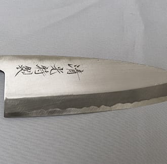 刀匠が丹精込めて仕上げた特製出刃包丁（刃渡195mm）