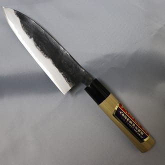 刀匠が丹精込めて仕上げた三徳包丁（刃渡155mm）