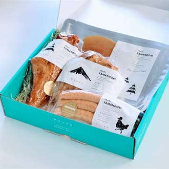 IMARI YAMANDORI ローストチキン210g，スモークチキン210g，チキンソーセージ80g，鶏生ハム50g