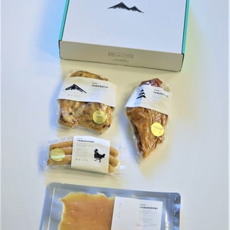 IMARI YAMANDORI ローストチキン210g，スモークチキン210g，チキンソーセージ80g，鶏生ハム50g