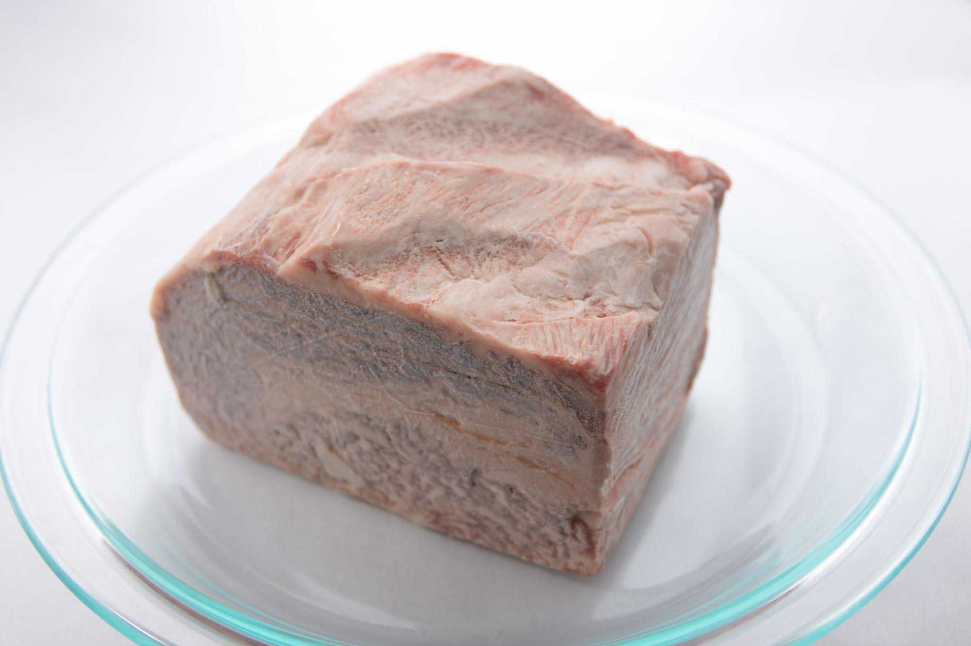 冷凍したブロック牛肉
