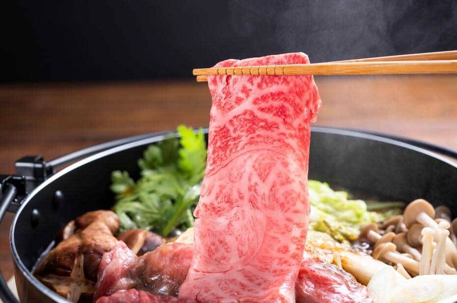 すき焼きに入れる牛ロース肉