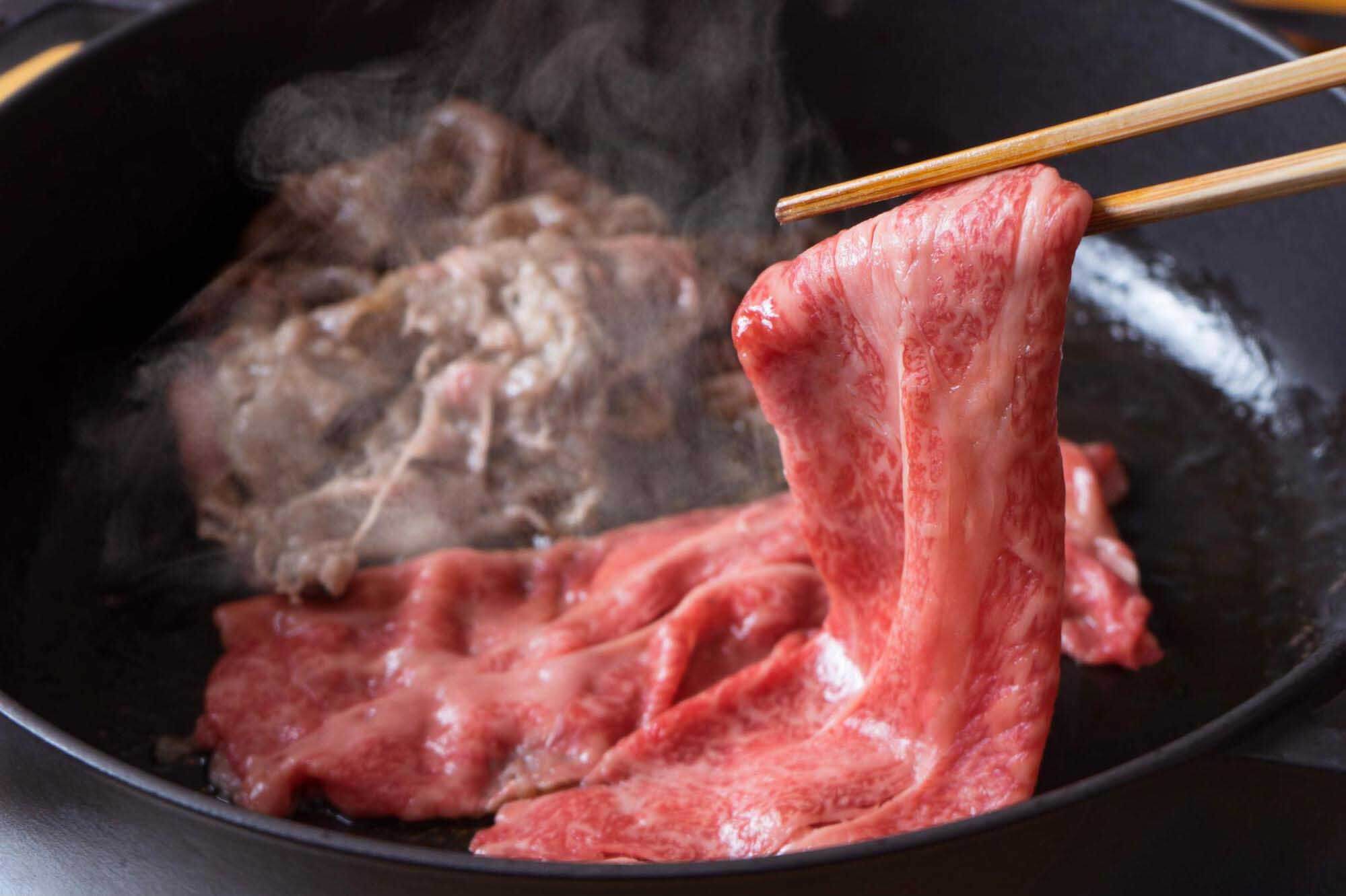 すき焼き鍋で焼かれている和牛