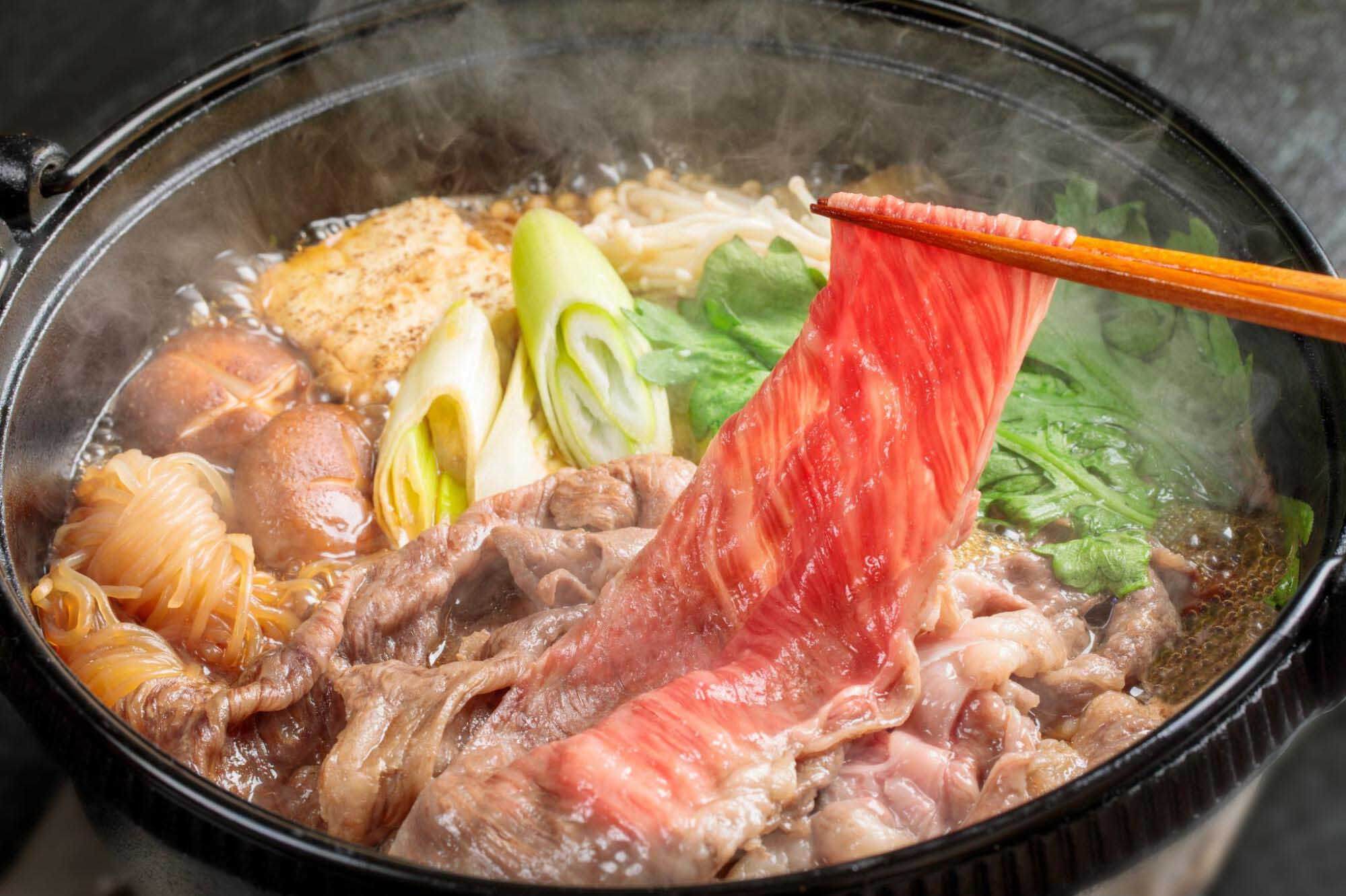鉄なべで作られたすき焼き