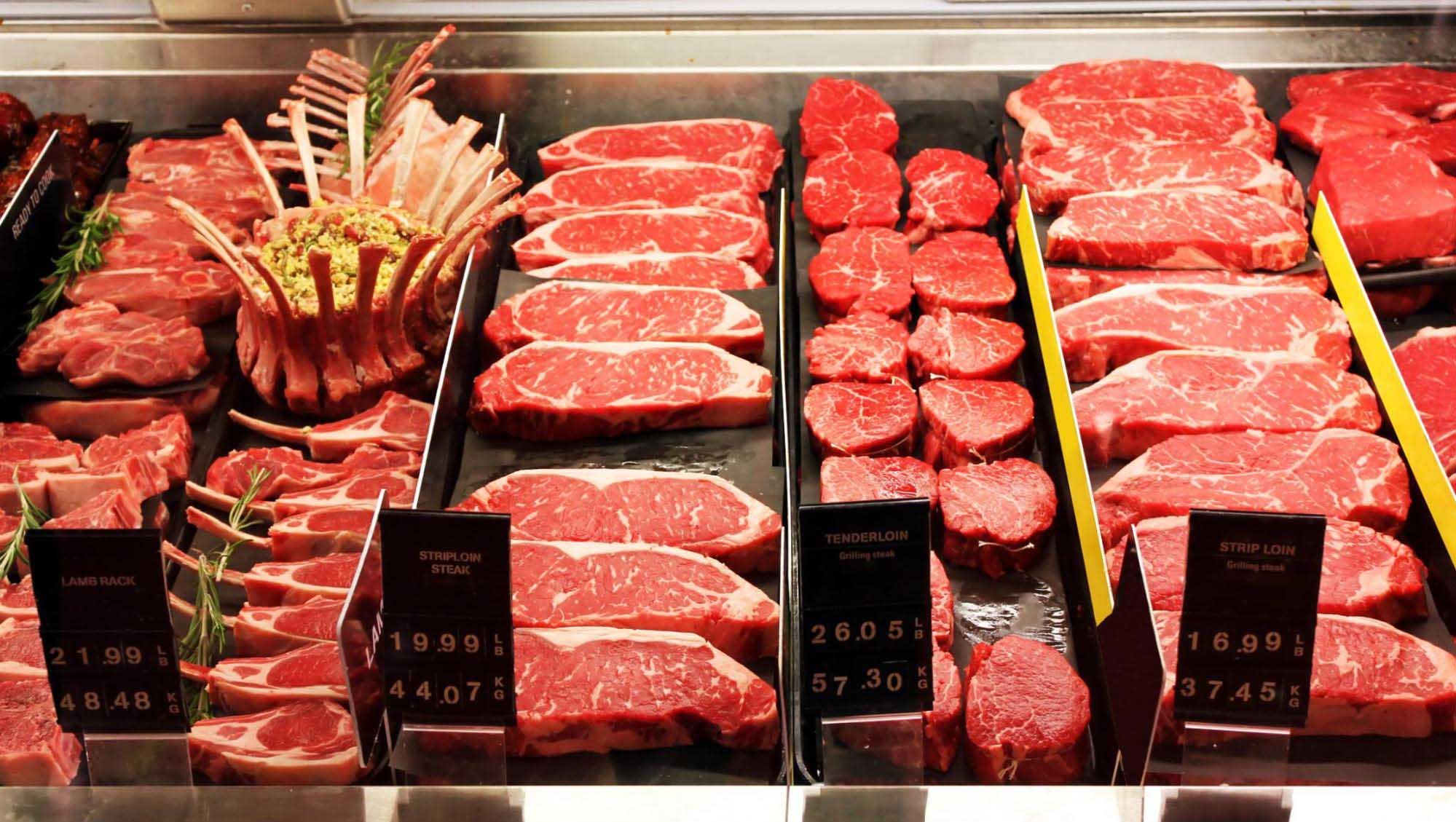 精肉店に並べられた牛肉