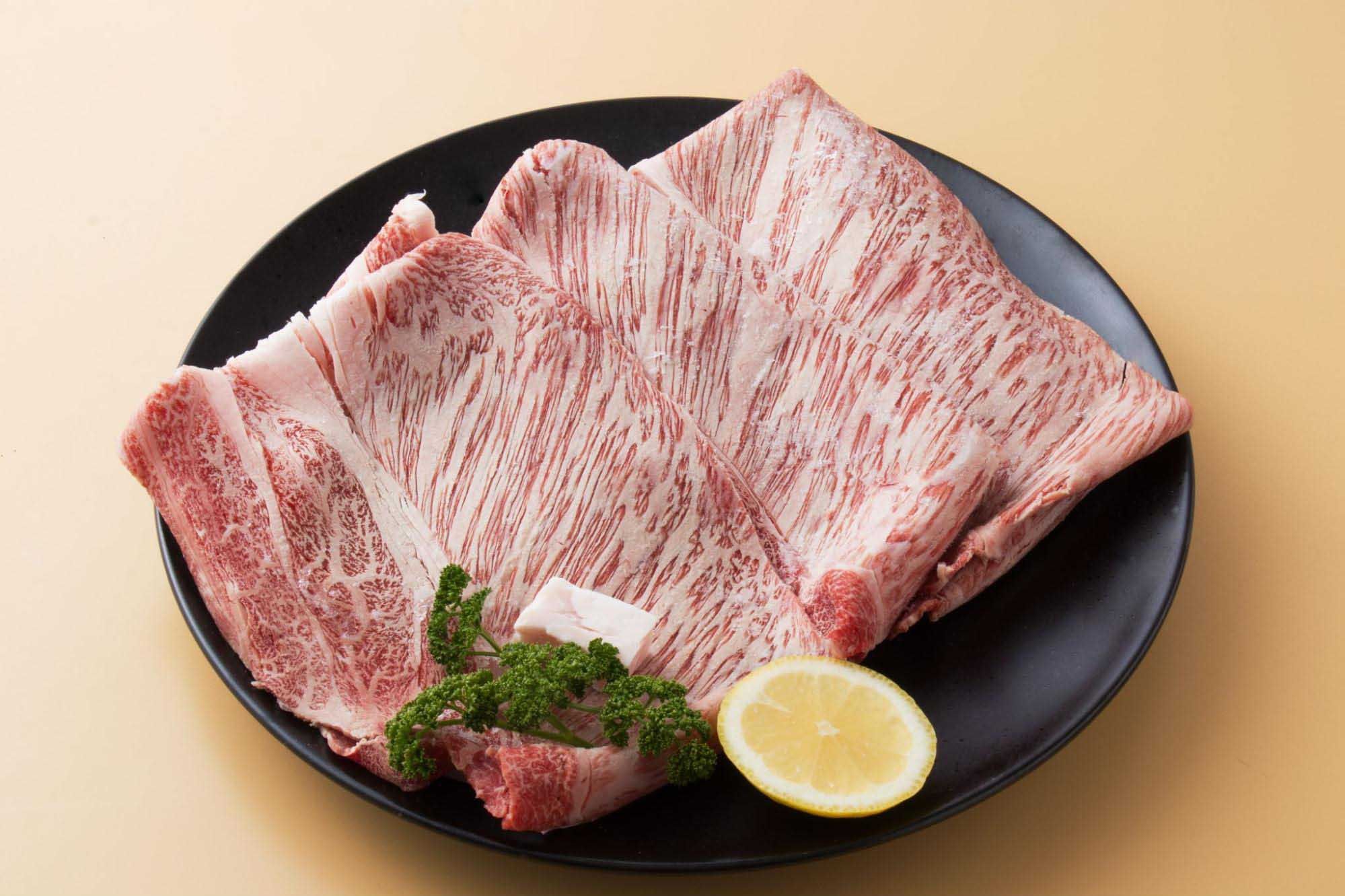 皿に乗せられた松坂牛の薄切り