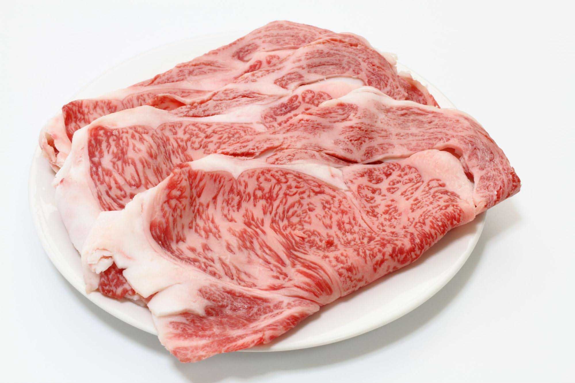皿に乗せられた近江牛のロース