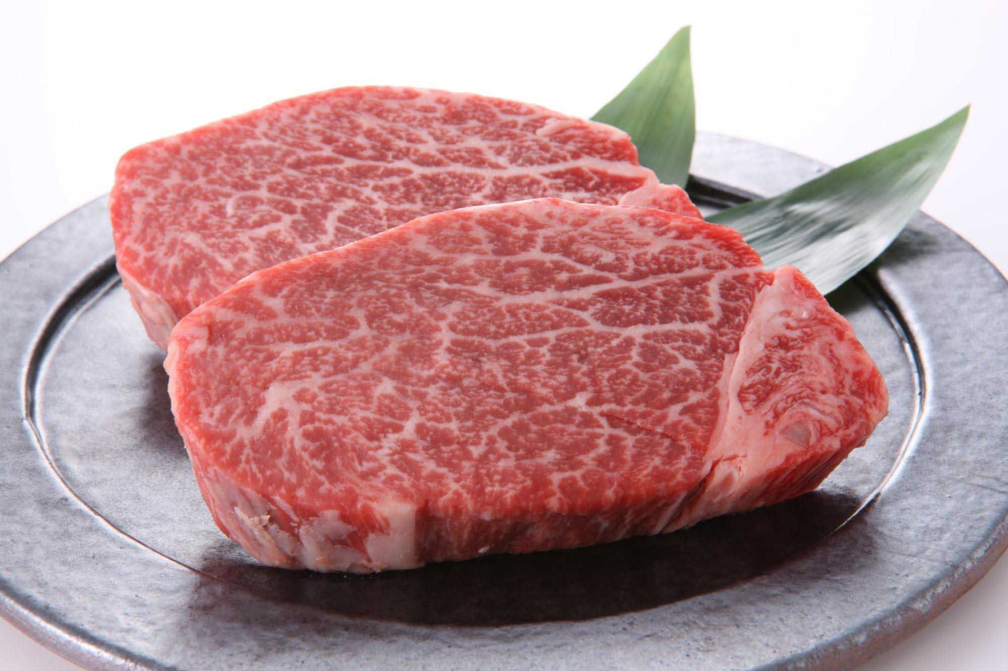 皿に乗せられた和牛のヒレ肉