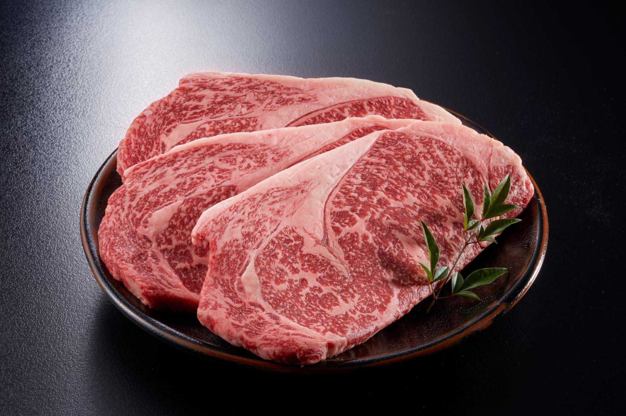 ステーキ用にカットされたリブロース