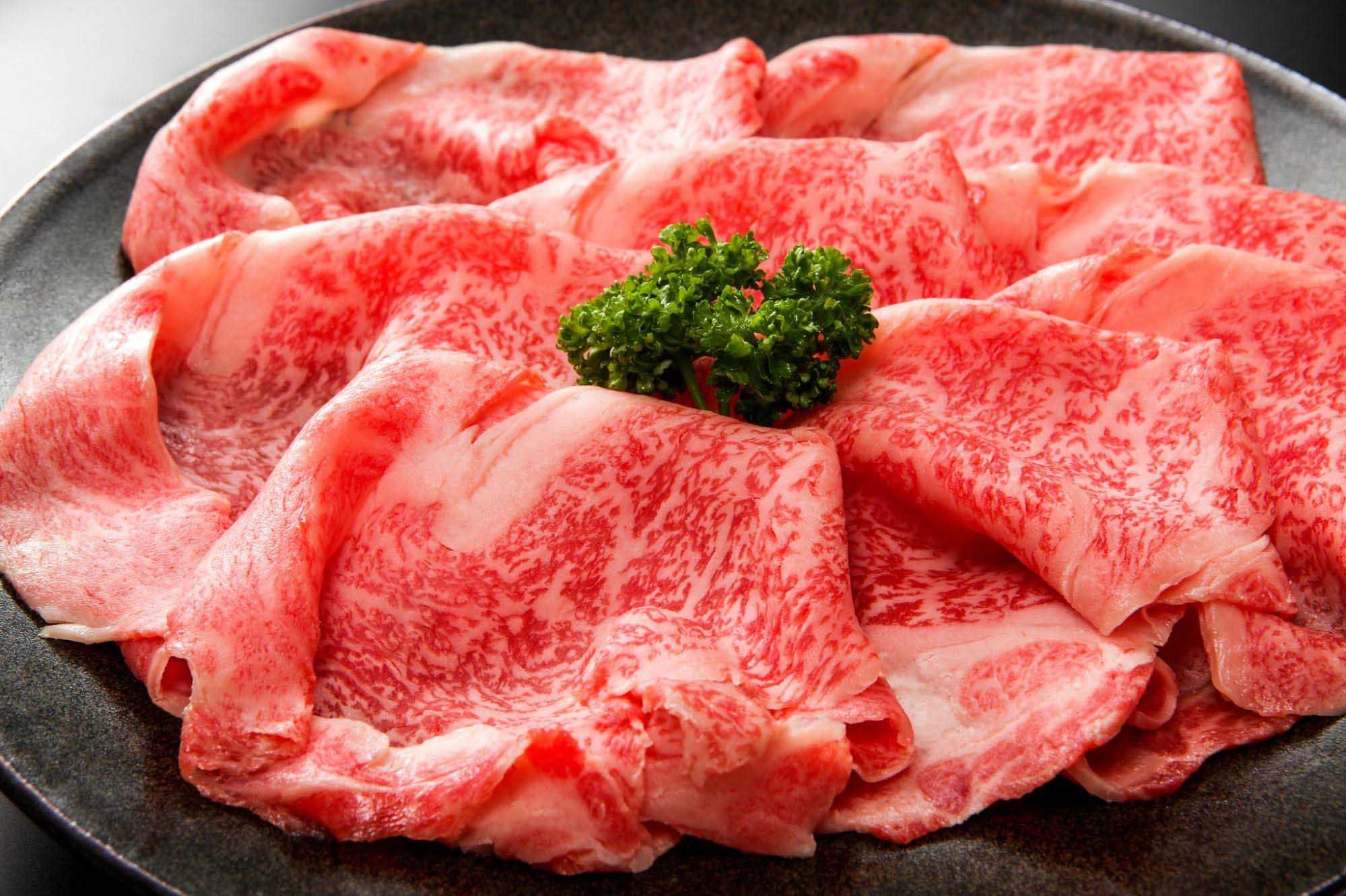 皿に乗せられた和牛の薄切り