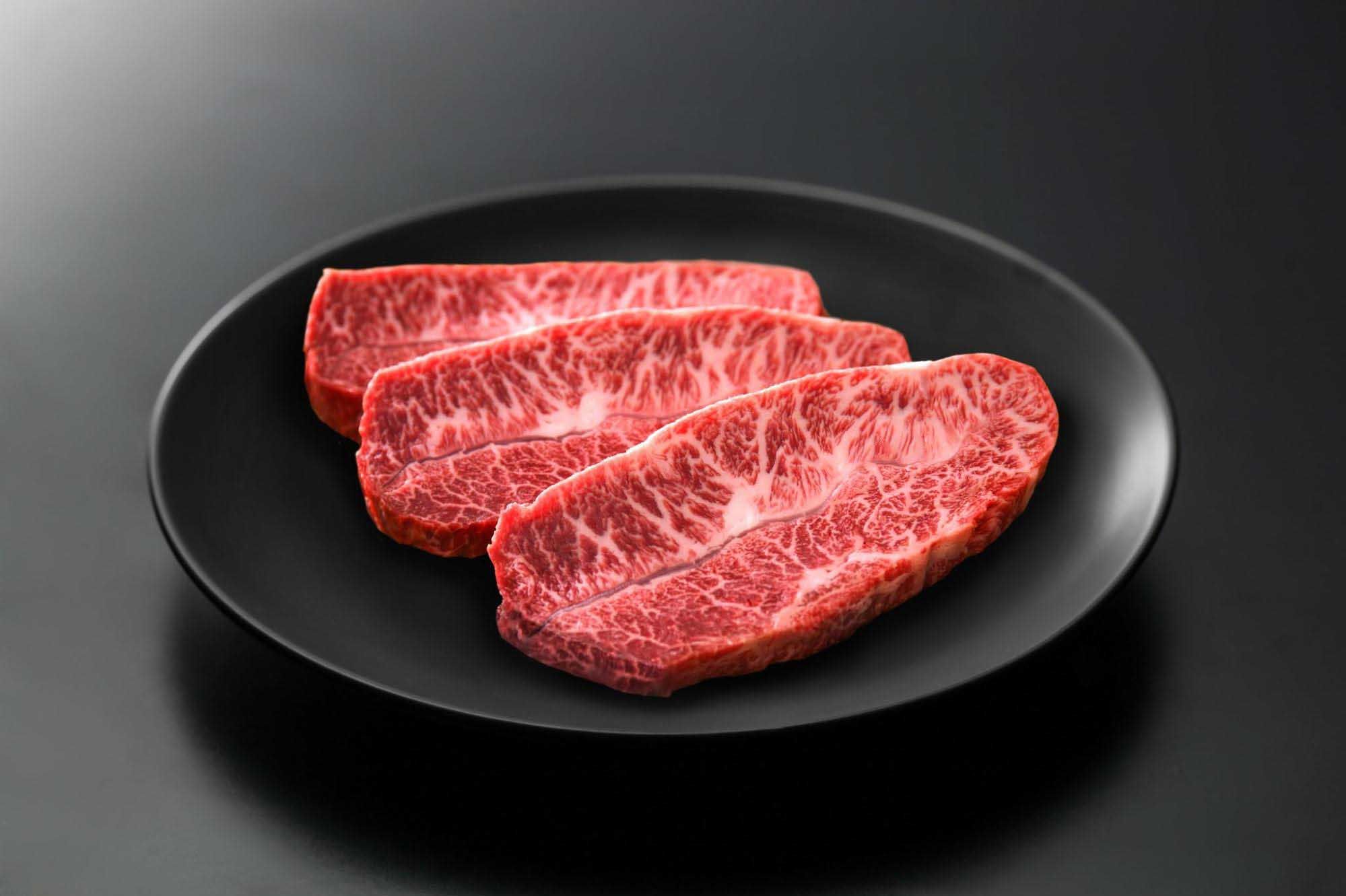 皿に乗せられた和牛みすじ肉ステーキ
