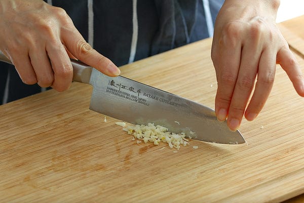鰹の生節はほぐす。青ネギは小口切りにする。にんにくはみじん切りにする。