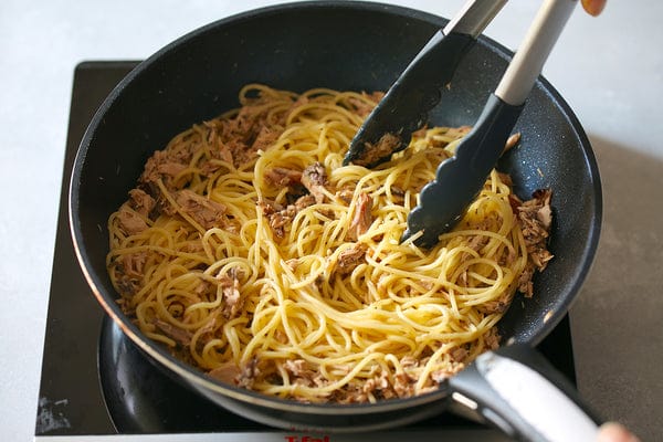 パスタが茹で上がったら3に入れ、醤油を加えてよく混ぜ合わせたら、器に盛り、青ネギをちらす。