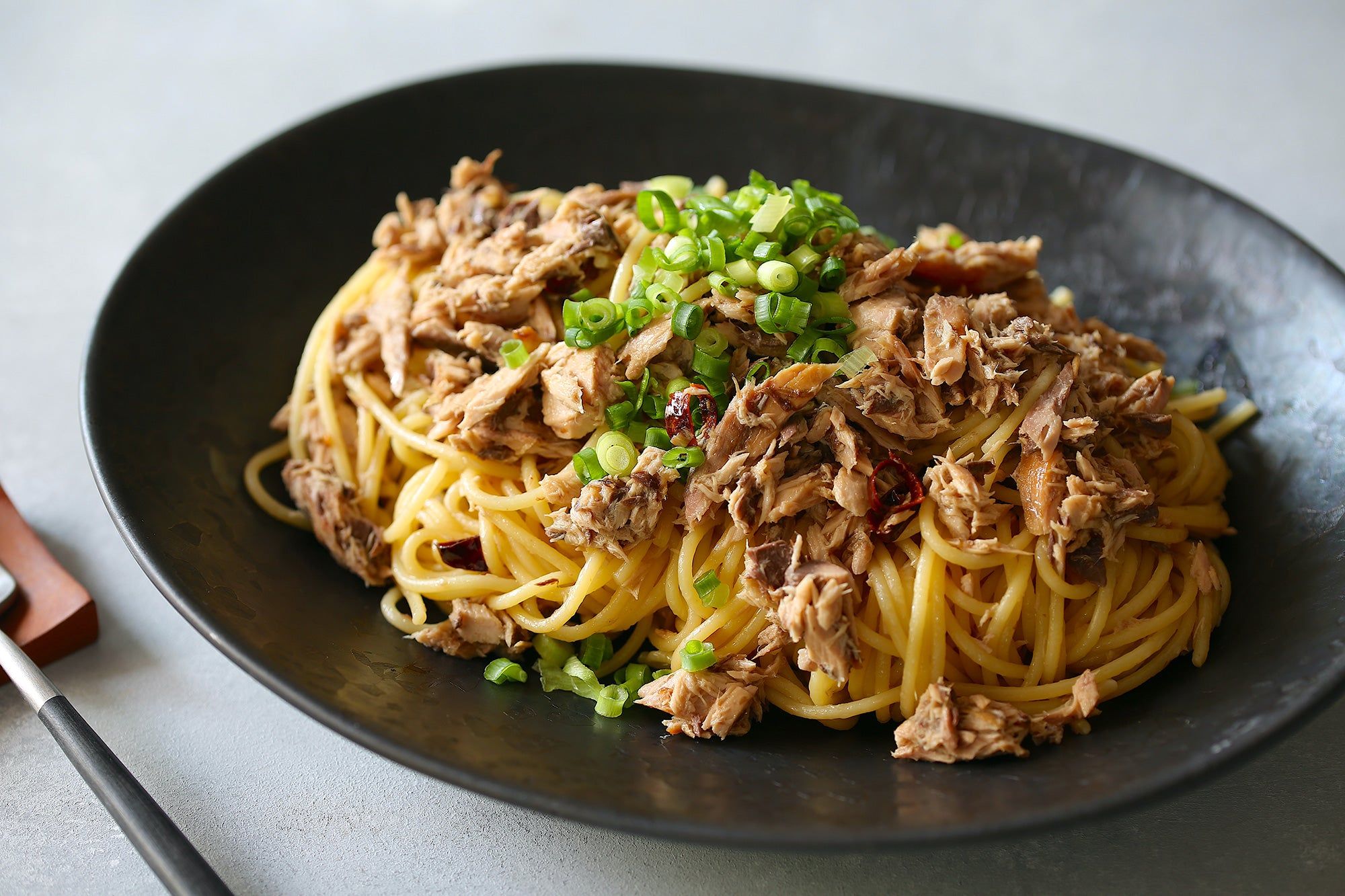所要時間15分あれば簡単に作ることができる、鰹生節のペペロンチーノの完成です!