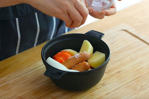 小鍋にジャガイモ、にんじん、ソーセージ、玉ねぎ、塩、白ワインを入れ蓋をし弱火で10分加熱したら、ブロッコリーと水を200cc(分量外)入れて一煮立ちさせ、蓋をしてさらに5分加熱する。