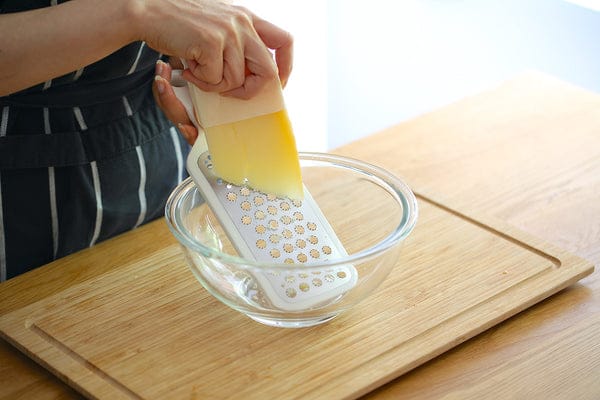 グラディナエゾをおろし器でおろす。
