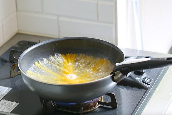 たっぷりのお湯に塩(湯1Lに対して10g)を入れ、パスタをアルデンテに茹でる。