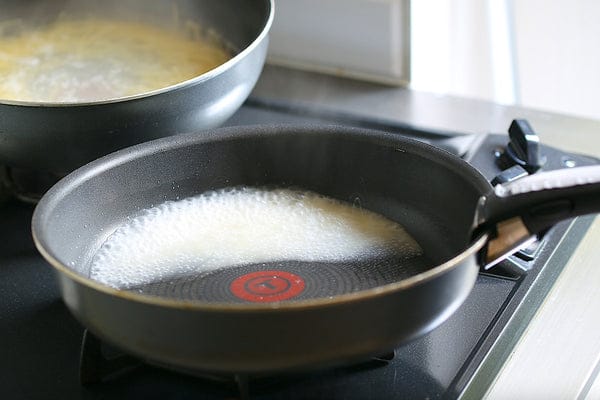 フライパンにバターを溶かし、2の茹で汁をおたま1杯分入れてフライパンをゆすり乳化(水と油を均一に混ぜ合わせること)させたら、火を止めて1を加え、混ぜ合わせる。
