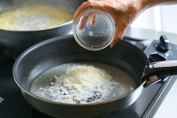 フライパンにバターを溶かし、2の茹で汁をおたま1杯分入れてフライパンをゆすり乳化(水と油を均一に混ぜ合わせること)させたら、火を止めて1を加え、混ぜ合わせる。