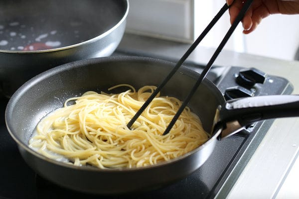 3に茹で上がったパスタを入れ、よく混ぜ合わせたら、器に盛り黒コショウをふる。