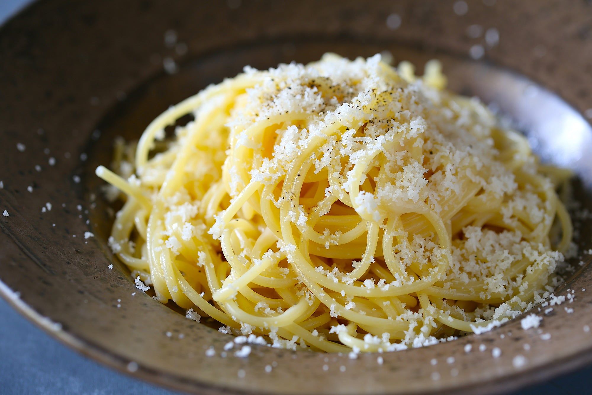 こんなシンプルな材料で作ったとは思えない濃厚で美味しいパスタの完成です。