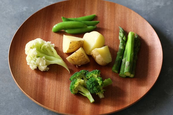 お好みの野菜を器に盛る。塩茹でする作業が必要なものは適宜、塩茹でをする。