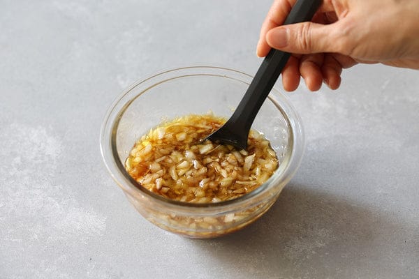 玉ねぎはみじん切りにしたら、Aと混ぜ合わせる。
