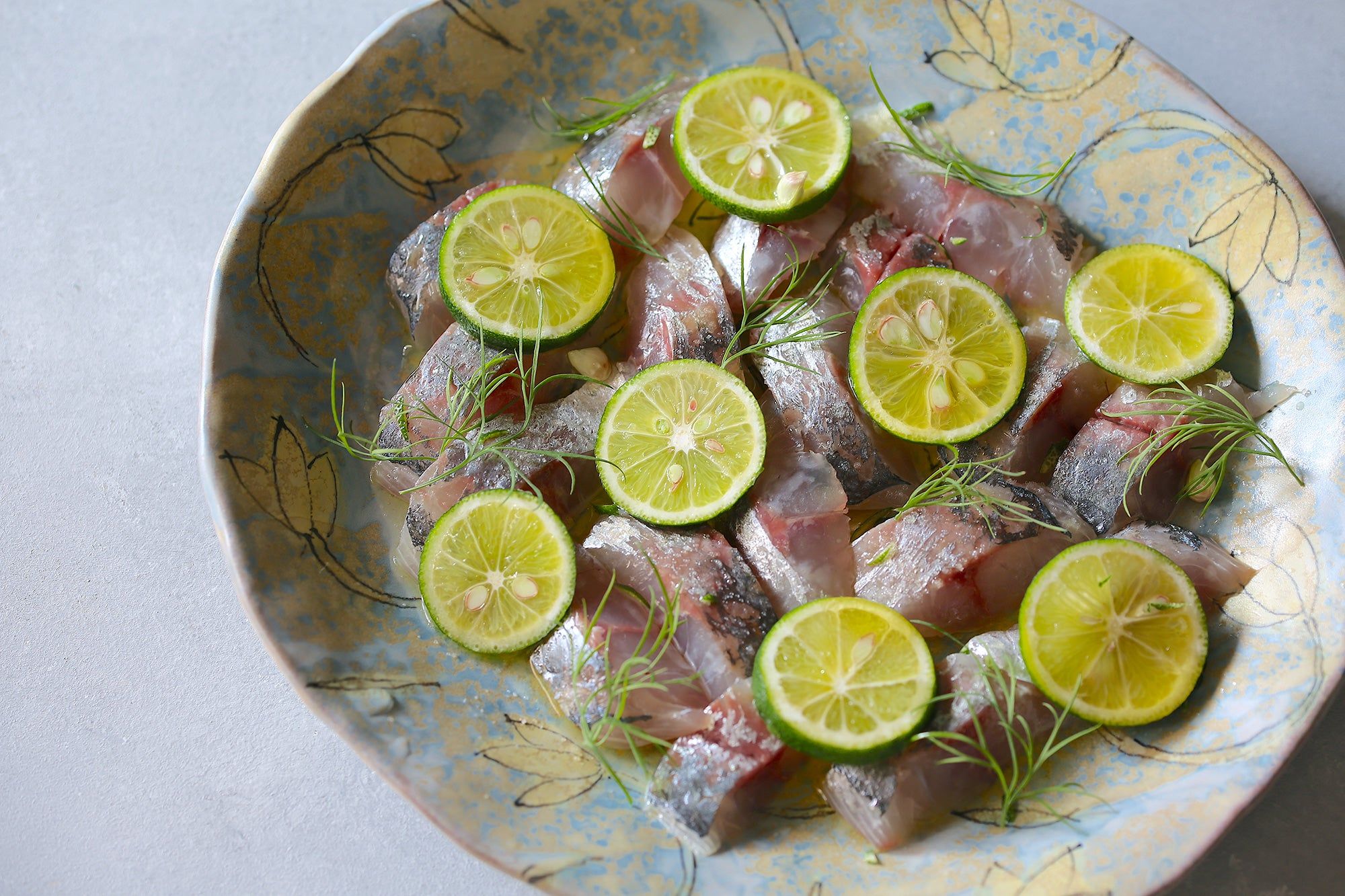 切って盛るだけ!お魚で作るおもてなし前菜「アジとスダチの藻塩カルパッチョ」