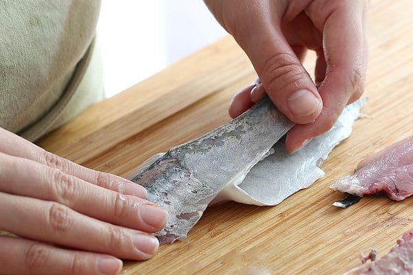 1のアジを三枚におろし、腹骨をすいたら、手で皮を剥ぐ。