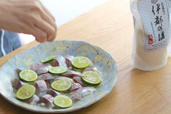 アジの小骨をとったら刺身用に切って器に盛り、オリーブオイル、藻塩を満遍なくふり、輪切りにしたスダチを飾る。お好みでハーブをちらす。