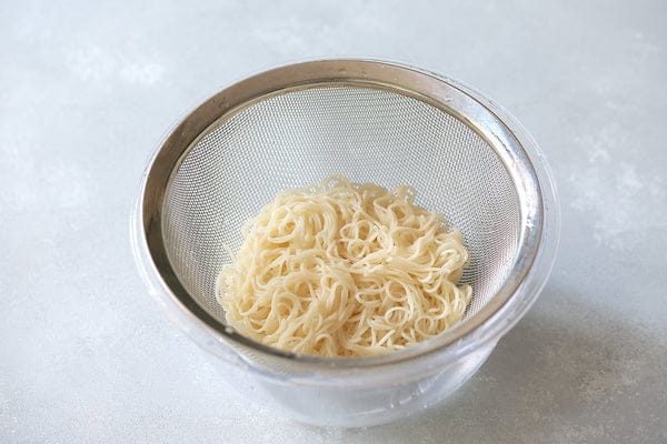 素麺は袋表示通りに茹でたら、冷水で締める。
