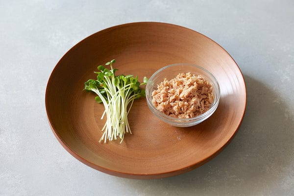 ツナ缶は油を切る。かいわれは根を切る。