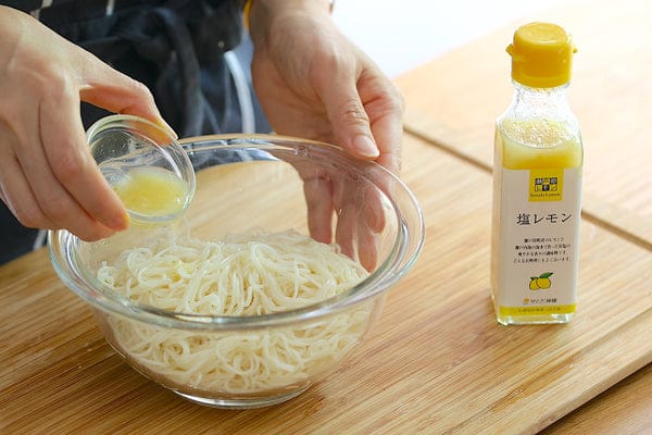 素麺にオリーブオイル、塩レモンをあえたら、器に盛り、ツナ、かいわれ、レモンをのせる。