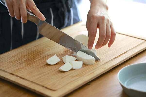 モッツァレラチーズは食べやすい大きさに切る。