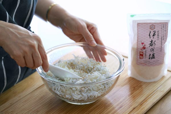 ボウルにご飯、梅、しらす、ごま、オリーブオイル、塩を入れ、混ぜ合わせたら、おにぎりにする。