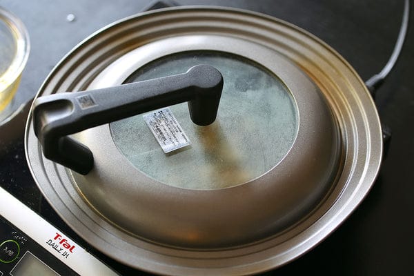 2にAを1/2量入れて半熟になるまで加熱したら、火をとめて残りの1/2量を入れ、蓋をして3〜4分おく。