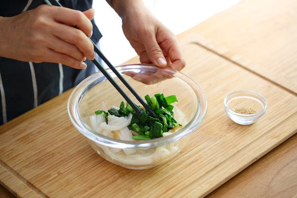 いか、にら、Aを混ぜ合わせたら、器に盛り、白いりごまをふる。