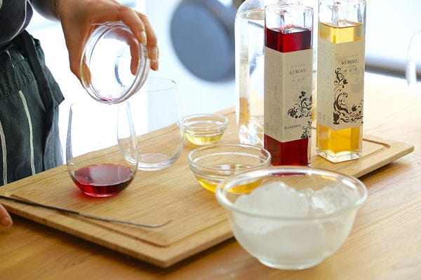 グラスにフルーツ酢とはちみつを入れ、混ぜ合わせる。