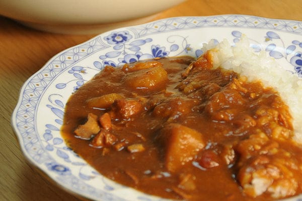 カレーに醤油をひとたらし、レトルトカレーに深みが加わります!
